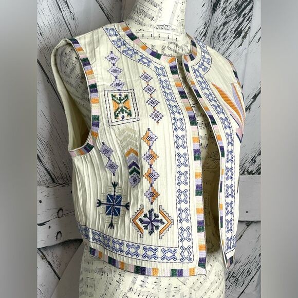 Embroidered Sleeveless Vest with Multicolor Patterns - Picture 2 of 6